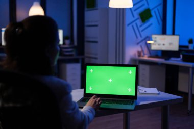 Yeşil ekran laptopuna bakan iş kadınının arka planı