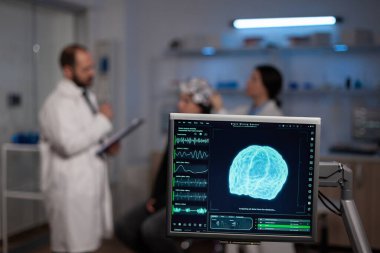 Monitör, profesyonel yüksek teknoloji laboratuvarında beyin aktivitesi gösteriyor.