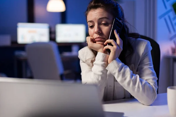 Geconcentreerde zakenvrouw tijdens een telefoongesprek vanuit het kantoor — Stockfoto