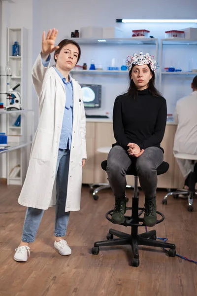 Scientifiques du cerveau et patients en laboratoire regardant l'affichage virtuel — Photo