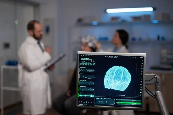 专业高端科学实验室显示脑部活动的监测器 — 图库照片