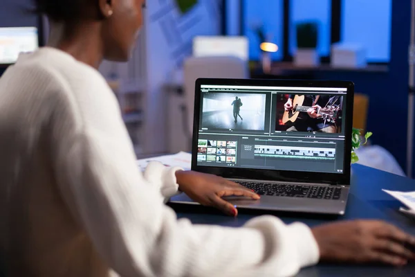 Zwarte video-editor die overuren maakt bij nieuwe project editing audio film — Stockfoto