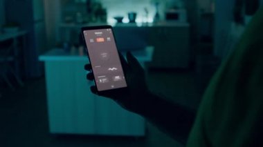 Sese duyarlı uygulama kullanan adam akıllı telefon tutuyor