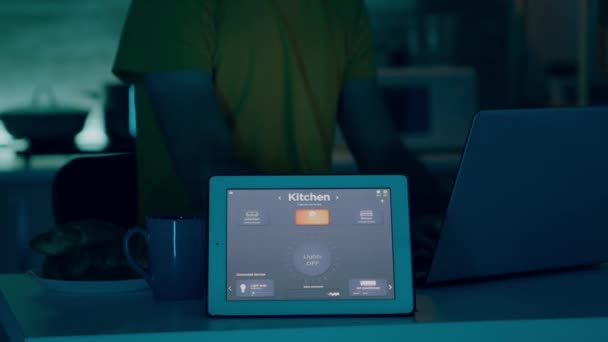 Man typen op laptop werken vanuit huis met automatisering verlichtingssysteem — Stockvideo
