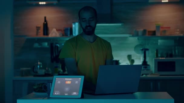 Человек работает от умного дома управления атмосферой с Wi-Fi гаджет — стоковое видео