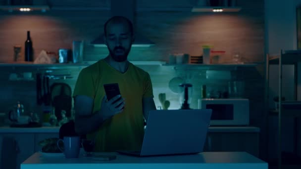 Мужчина использует умное домашнее приложение с голосовым помощником, контролирующим включение света — стоковое видео