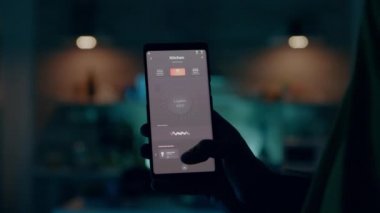 Aktif akıllı ev uygulamalı akıllı telefon tutan adam ışık açıyor