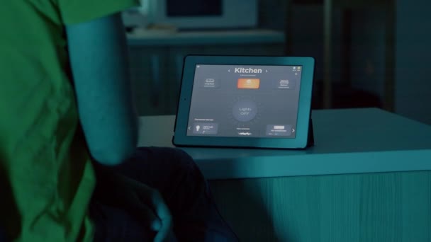 Jongeman die het licht bestuurt met smart home — Stockvideo