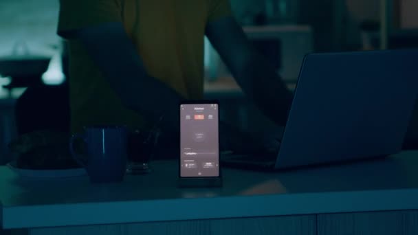 Inteligentní reproduktor telefon gadget reaguje na světelné příkazy — Stock video