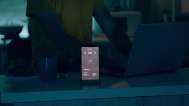 Altavoz inteligente teléfono gadget responde a los comandos de luces — Vídeos de Stock