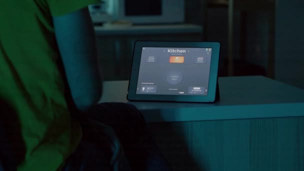 Man schakelen gloeilampen met behulp van voice command op tablet — Stockvideo