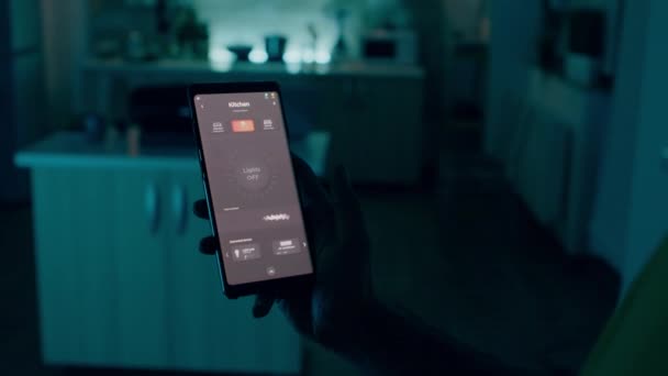 Persoon in huis met automatiseringslichtsysteem — Stockvideo