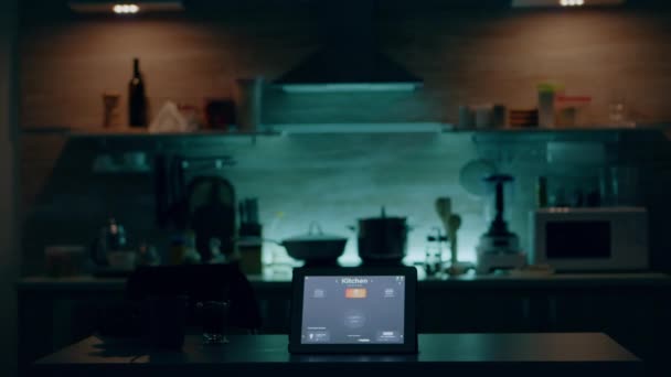 Applicazione intelligente su tablet posizionato sulla scrivania della cucina in casa vuota — Video Stock