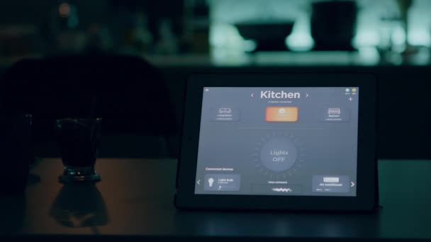 Detail tablety s bezdrátovým softwarem pro automatizaci osvětlení umístěným na stole — Stock video
