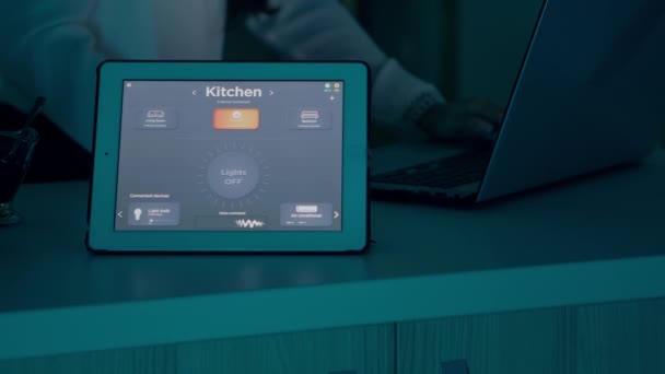 Kvindelig skrive på laptop arbejder hjemmefra med automatisering belysning system – Stock-video