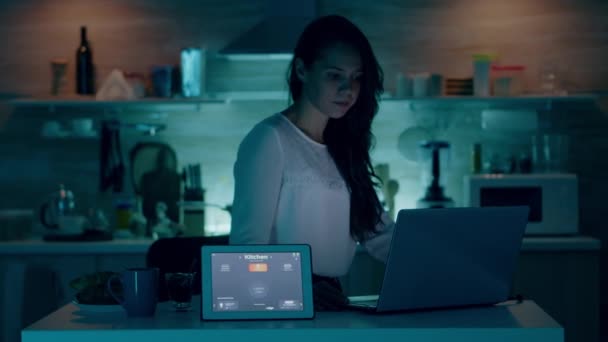 Frau nutzt sprachgesteuerte intelligente drahtlose Beleuchtungs-App auf Tablet — Stockvideo