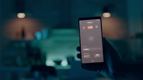 Close-up van de man hand holding telefoon met moderne software controlerende lichten — Stockvideo