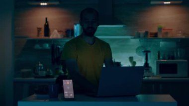 Akıllı evden çalışan ve otomatik ışıklandırma sistemi olan bir adam