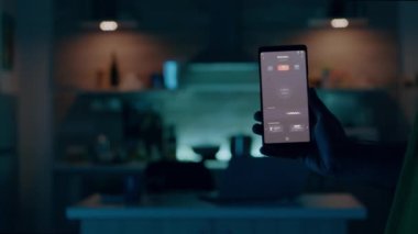 Yüksek teknoloji uygulamalı cep telefonu ışığı açan kişi