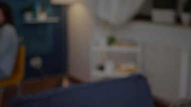 Kutlama partisinde çok ırklı dostların beşlik çakması