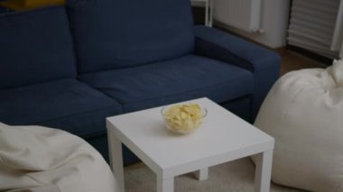 İçinde kimse olmayan modern boş bir daire, gece partisi için hazır.