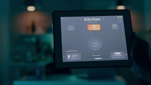 Detailní záběr tabletu s aktivní inteligentní domácí aplikací drženou mužem — Stock video