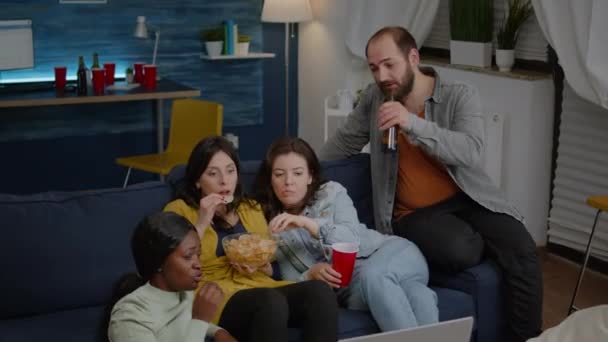Multiraciální přátelé chlazení na pohovce v obývacím pokoji během filmového večera — Stock video