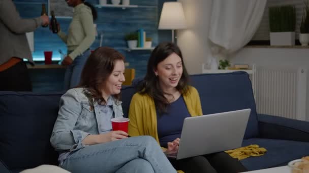 Multietnické ženy si spolu užívají sledování filmu na notebooku — Stock video