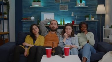 Televizyonda korku filmi izleyen bir grup melez insan.