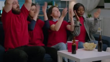 Heyecanlı arkadaşlar TV 'de birlikte maç izlerken eğleniyorlar.