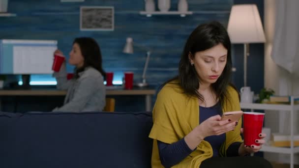 スマートフォンでメール通知を読む自信のある女性 — ストック動画