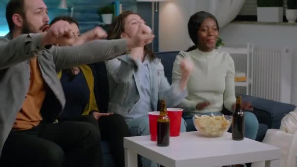 Personas de raza mixta animando juntos mientras miran el fútbol — Vídeos de Stock