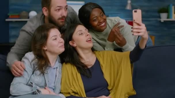 Amigos multirraciais tomando sefie juntos usando o smartphone postando nas mídias sociais — Vídeo de Stock