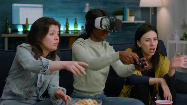 Mujer de piel oscura con auriculares de realidad virtual ganar concurso de juego — Vídeo de stock