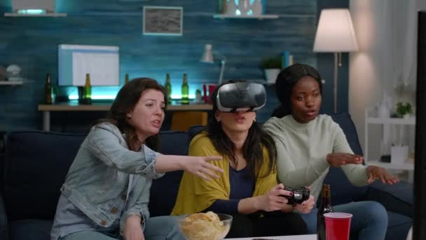 Des amis multi ethniques perdant des jeux vidéo en utilisant un casque de réalité virtuelle — Video