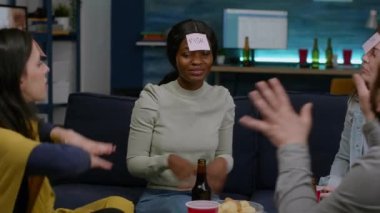 Yapışkan notları olan arkadaş grubu tahmin et kim oynuyor