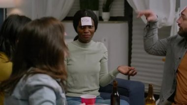 Çok ırklı arkadaşlar komik oyunlar oynuyorlar yapışkan notlar kullanarak birlikte eğleniyorlar.