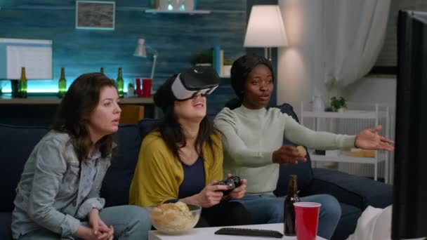 Black woman experiencing virtual reality headset winning video games — Stock Video