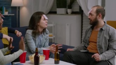 Yapıştırma notları kullanarak masa oyunu oynayan çok ırklı insanların toplanması