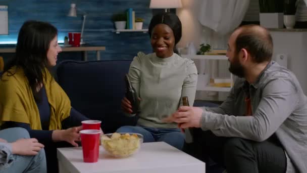 Mujer afroamericana socializando con amigos mientras se divierten — Vídeos de Stock