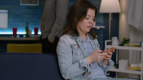 Femme gaie naviguant sur les médias sociaux à l'aide d'un smartphone — Video