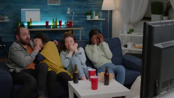 Multi-raciale vrienden schreeuwen terwijl het kijken naar thriller film — Stockvideo