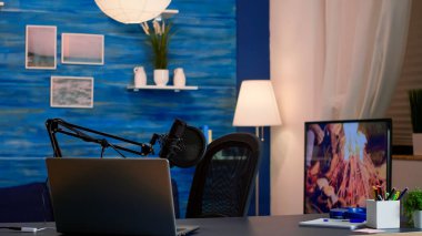 Ev stüdyosunda podcast yapmak için profesyonel kurulum