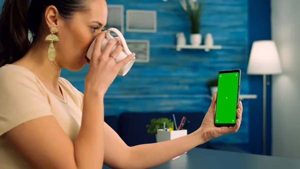 Donna d'affari che tiene in mano finto smartphone chiave croma schermo verde — Foto Stock