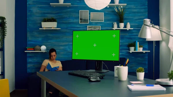 Freelancer arbeitet an leistungsstarkem Computer mit grünem Bildschirm-Chroma-Tastatur-Display — Stockfoto