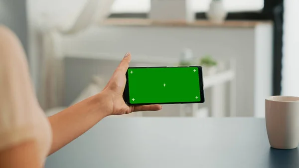 Freelancer drží smartphone s maketou do zelené obrazovky — Stock fotografie