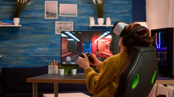 Pro vrouw egame cyber spelen online met virtual reality — Stockfoto