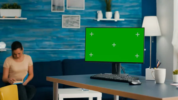 Krachtige computer met mock up groen scherm chroma key stands op bureau — Stockfoto