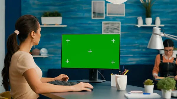 Mujer caucásica trabajando en maqueta de pantalla verde ordenador — Foto de Stock