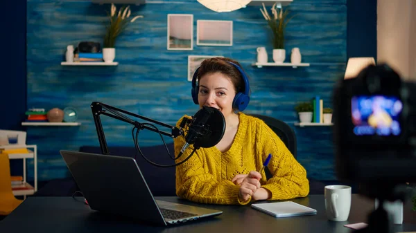 Creatieve vlogger opname podcast met behulp van productiestation — Stockfoto